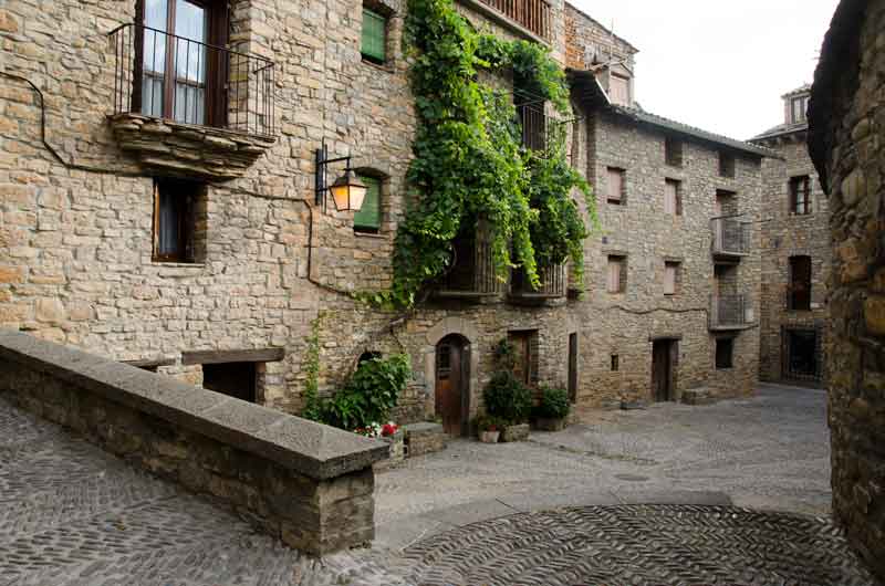 Huesca - Ainsa 11 - plaza de Santo Domingo.jpg